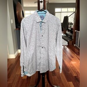 This white Au Noir men’s dress shirt is a size 5 european or men’s large.